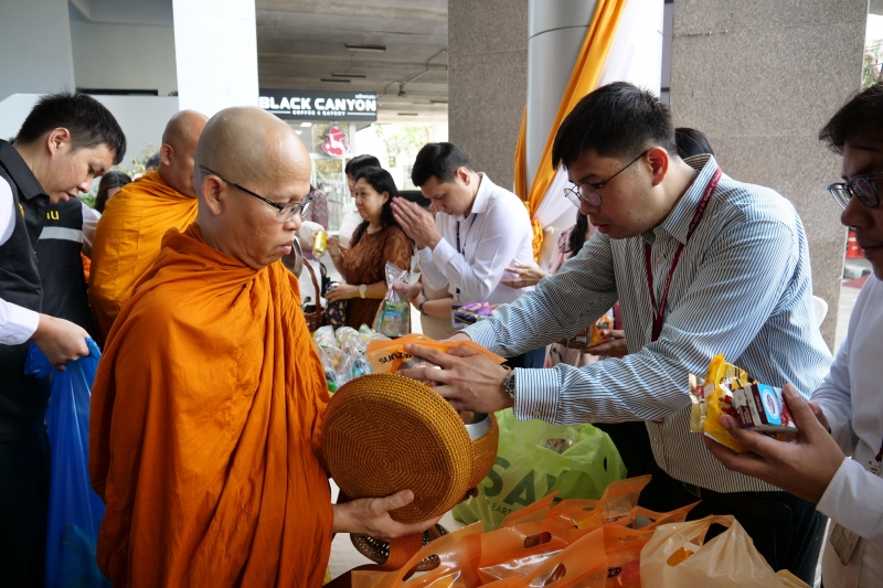 พิธีทำบุญตักบาตรข้าวสารอาหารแห้ง คณะสงฆ์จำนวน 9 รูป จากวัดพระราม 9 กาญจนาภิเษก พระอารามหลวง