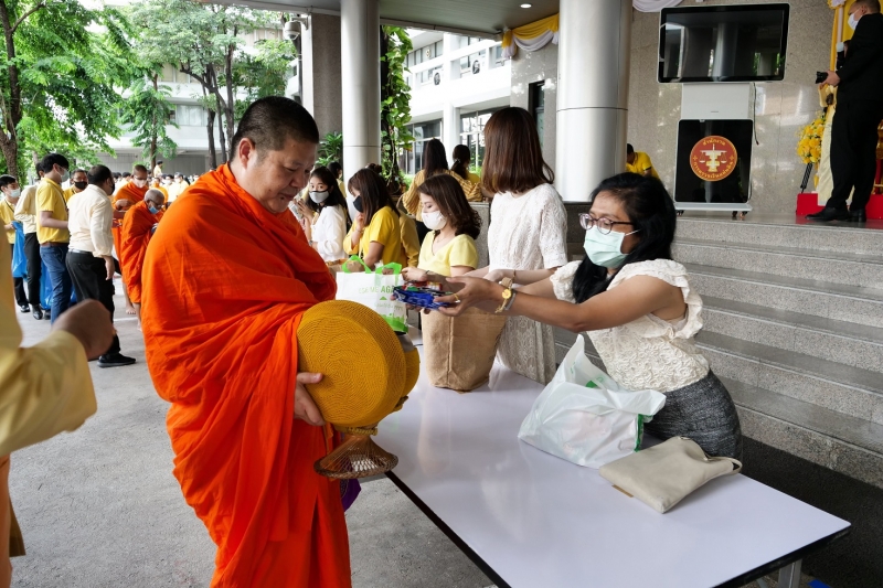 พิธีทำบุญตักบาตรข้าวสารอาหารแห้ง คณะสงฆ์จำนวน 9 รูป จากวัดพระเชตุพนวิมลมังคลารามราชวรมหาวิหาร เพื่อถวายเป็นพระราชกุศล  แด่พระบาท