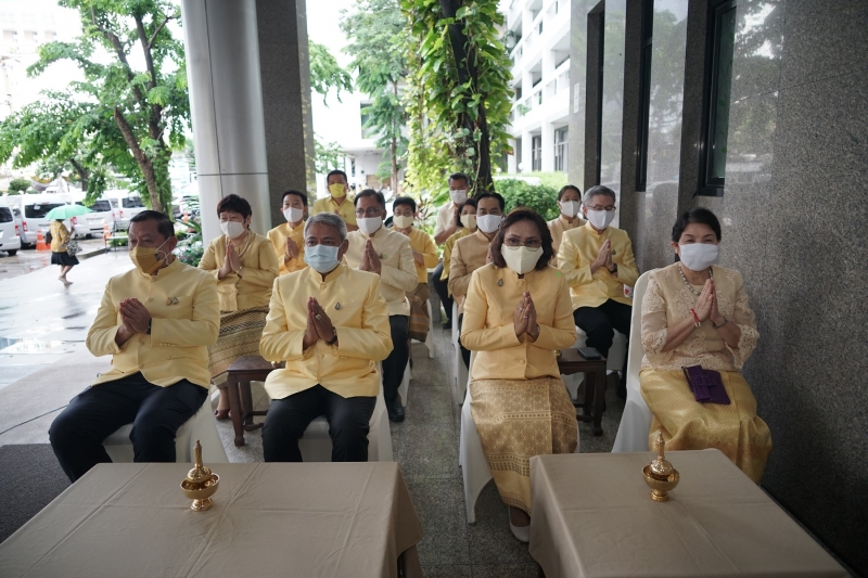 พิธีทำบุญตักบาตรข้าวสารอาหารแห้ง คณะสงฆ์จำนวน 9 รูป จากวัดพระเชตุพนวิมลมังคลารามราชวรมหาวิหาร เพื่อถวายเป็นพระราชกุศล  แด่พระบาท
