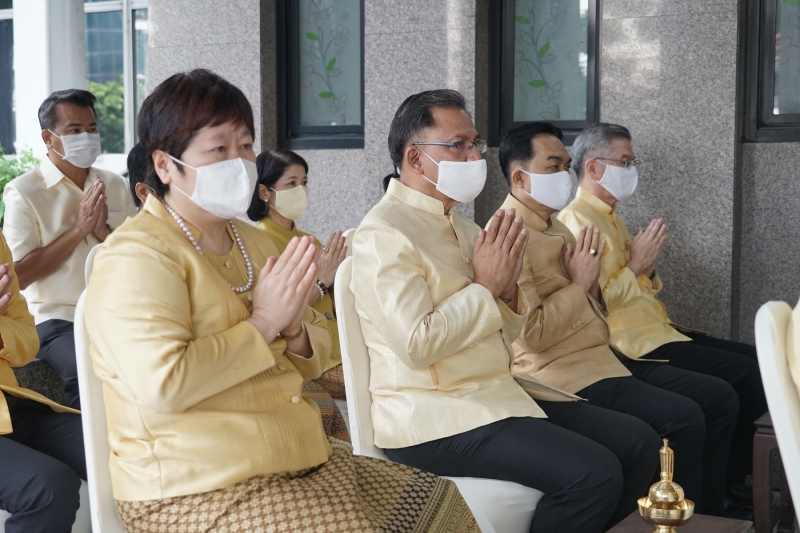 พิธีทำบุญตักบาตรข้าวสารอาหารแห้ง คณะสงฆ์จำนวน 9 รูป จากวัดพระเชตุพนวิมลมังคลารามราชวรมหาวิหาร เพื่อถวายเป็นพระราชกุศล  แด่พระบาท