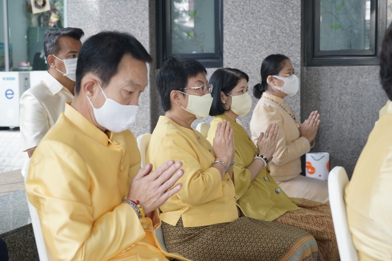 พิธีทำบุญตักบาตรข้าวสารอาหารแห้ง คณะสงฆ์จำนวน 9 รูป จากวัดพระเชตุพนวิมลมังคลารามราชวรมหาวิหาร เพื่อถวายเป็นพระราชกุศล  แด่พระบาท