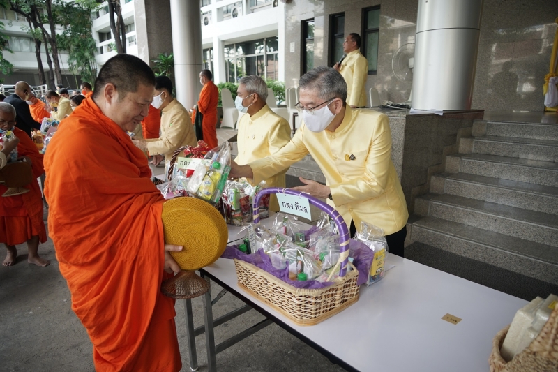 พิธีทำบุญตักบาตรข้าวสารอาหารแห้ง คณะสงฆ์จำนวน 9 รูป จากวัดพระเชตุพนวิมลมังคลารามราชวรมหาวิหาร เพื่อถวายเป็นพระราชกุศล  แด่พระบาท
