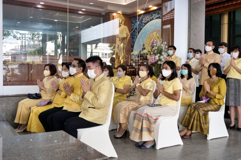 พิธีทำบุญตักบาตรข้าวสารอาหารแห้ง คณะสงฆ์จำนวน 9 รูป จากวัดพระเชตุพนวิมลมังคลารามราชวรมหาวิหาร เพื่อถวายเป็นพระราชกุศล  แด่พระบาท