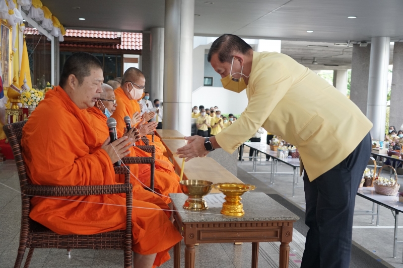 พิธีทำบุญตักบาตรข้าวสารอาหารแห้ง คณะสงฆ์จำนวน 9 รูป จากวัดพระเชตุพนวิมลมังคลารามราชวรมหาวิหาร เพื่อถวายเป็นพระราชกุศล  แด่พระบาท