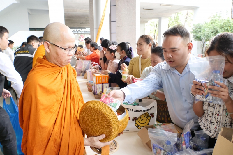 พิธีทำบุญตักบาตรข้าวสารอาหารแห้ง คณะสงฆ์จำนวน 9 รูป จากวัดพระเชตุพนวิมลมังคลารามราชวรมหาวิหาร เพื่อถวายเป็นพระราชกุศล  แด่พระบาท