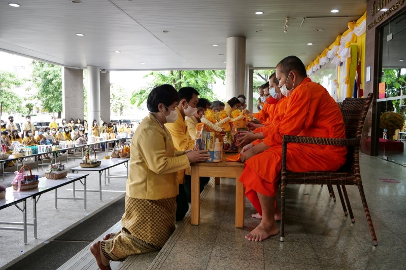 พิธีทำบุญตักบาตรข้าวสารอาหารแห้ง คณะสงฆ์จำนวน 9 รูป จากวัดพระเชตุพนวิมลมังคลารามราชวรมหาวิหาร เพื่อถวายเป็นพระราชกุศล  แด่พระบาท