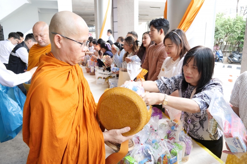 พิธีทำบุญตักบาตรข้าวสารอาหารแห้ง คณะสงฆ์จำนวน 9 รูป จากวัดพระเชตุพนวิมลมังคลารามราชวรมหาวิหาร เพื่อถวายเป็นพระราชกุศล  แด่พระบาท