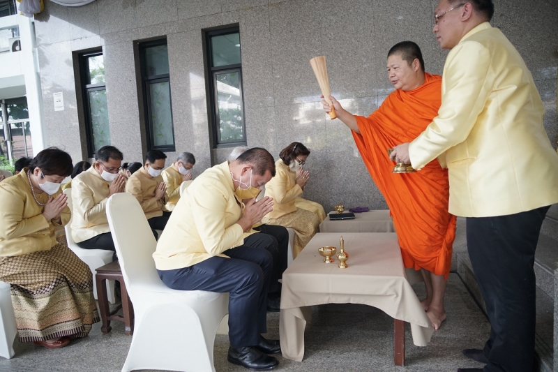 พิธีทำบุญตักบาตรข้าวสารอาหารแห้ง คณะสงฆ์จำนวน 9 รูป จากวัดพระเชตุพนวิมลมังคลารามราชวรมหาวิหาร เพื่อถวายเป็นพระราชกุศล  แด่พระบาท