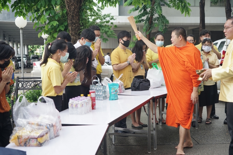 พิธีทำบุญตักบาตรข้าวสารอาหารแห้ง คณะสงฆ์จำนวน 9 รูป จากวัดพระเชตุพนวิมลมังคลารามราชวรมหาวิหาร เพื่อถวายเป็นพระราชกุศล  แด่พระบาท
