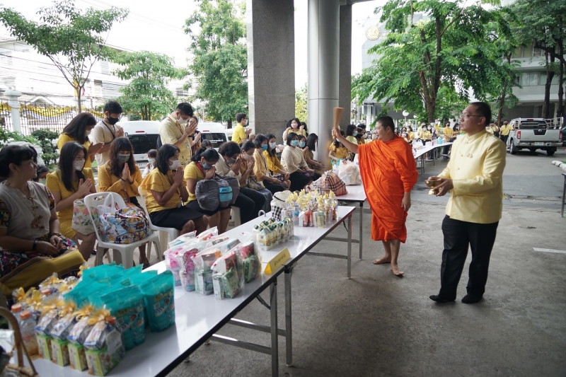 พิธีทำบุญตักบาตรข้าวสารอาหารแห้ง คณะสงฆ์จำนวน 9 รูป จากวัดพระเชตุพนวิมลมังคลารามราชวรมหาวิหาร เพื่อถวายเป็นพระราชกุศล  แด่พระบาท