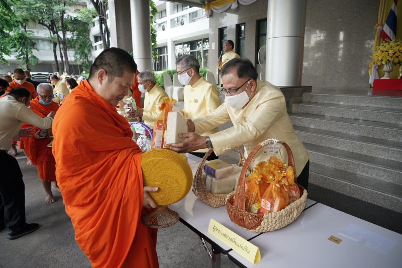 พิธีทำบุญตักบาตรข้าวสารอาหารแห้ง คณะสงฆ์จำนวน 9 รูป จากวัดพระเชตุพนวิมลมังคลารามราชวรมหาวิหาร เพื่อถวายเป็นพระราชกุศล  แด่พระบาท