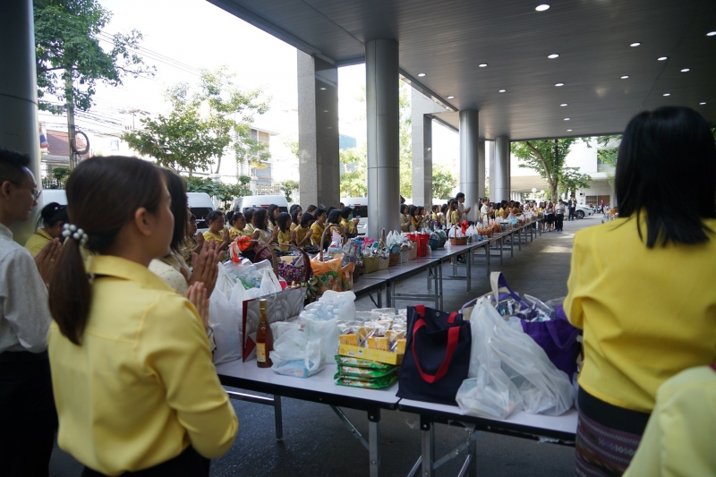 พิธีทำบุญตักบาตรข้าวสารอาหารแห้ง คณะสงฆ์จำนวน 9 รูป จากวัดพระราม 9 กาญจนาภิเษก พระอารามหลวง