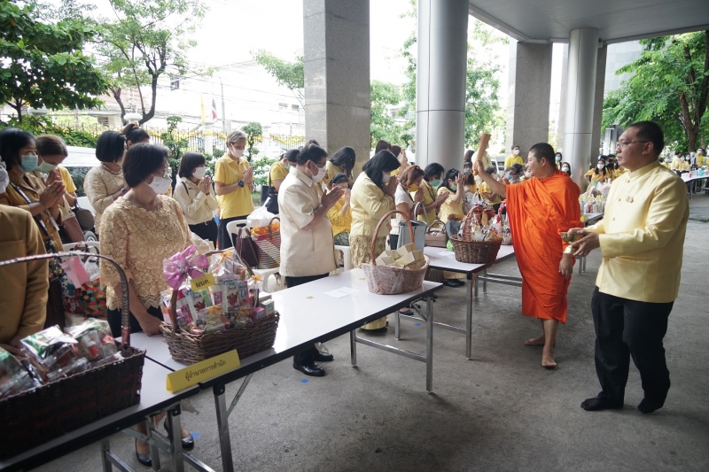 พิธีทำบุญตักบาตรข้าวสารอาหารแห้ง คณะสงฆ์จำนวน 9 รูป จากวัดพระเชตุพนวิมลมังคลารามราชวรมหาวิหาร เพื่อถวายเป็นพระราชกุศล  แด่พระบาท