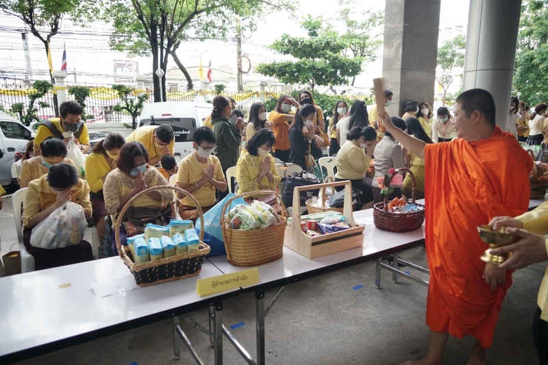 พิธีทำบุญตักบาตรข้าวสารอาหารแห้ง คณะสงฆ์จำนวน 9 รูป จากวัดพระเชตุพนวิมลมังคลารามราชวรมหาวิหาร เพื่อถวายเป็นพระราชกุศล  แด่พระบาท