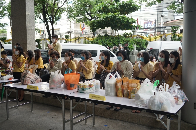 พิธีทำบุญตักบาตรข้าวสารอาหารแห้ง คณะสงฆ์จำนวน 9 รูป จากวัดพระเชตุพนวิมลมังคลารามราชวรมหาวิหาร เพื่อถวายเป็นพระราชกุศล  แด่พระบาท
