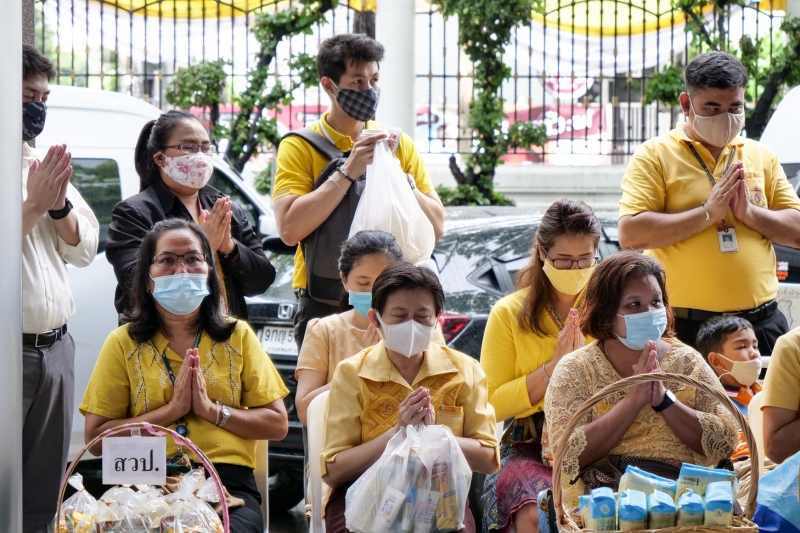 พิธีทำบุญตักบาตรข้าวสารอาหารแห้ง คณะสงฆ์จำนวน 9 รูป จากวัดพระเชตุพนวิมลมังคลารามราชวรมหาวิหาร เพื่อถวายเป็นพระราชกุศล  แด่พระบาท