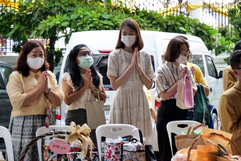 พิธีทำบุญตักบาตรข้าวสารอาหารแห้ง คณะสงฆ์จำนวน 9 รูป จากวัดพระเชตุพนวิมลมังคลารามราชวรมหาวิหาร เพื่อถวายเป็นพระราชกุศล  แด่พระบาท