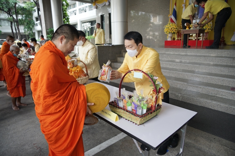 พิธีทำบุญตักบาตรข้าวสารอาหารแห้ง คณะสงฆ์จำนวน 9 รูป จากวัดพระเชตุพนวิมลมังคลารามราชวรมหาวิหาร เพื่อถวายเป็นพระราชกุศล  แด่พระบาท