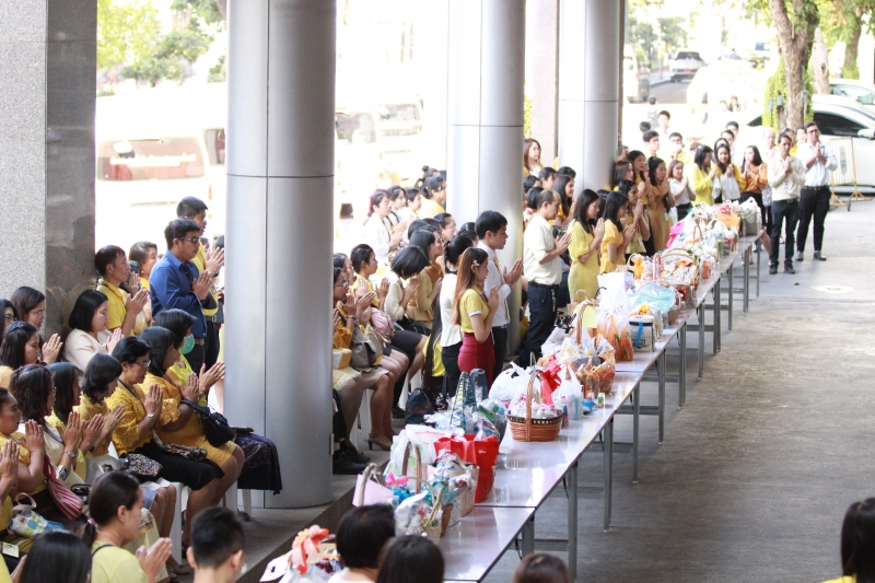 พิธีทำบุญตักบาตรข้าวสารอาหารแห้ง คณะสงฆ์จำนวน 9 รูป จากวัดพระราม 9 กาญจนาภิเษก พระอารามหลวง