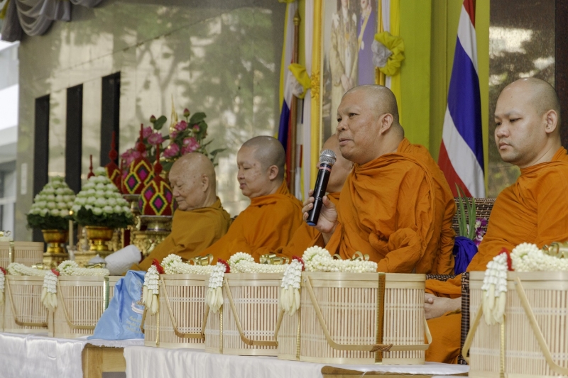 พิธีทำบุญตักบาตรข้าวสารอาหารแห้ง คณะสงฆ์จำนวน 9 รูป จากวัดยานนาวา พระอารามหลวง เนื่องในเทศกาลขึ้นปีใหม่ พุทธศักราช 2563 