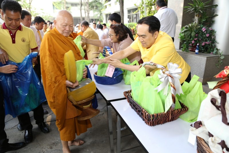 พิธีทำบุญตักบาตรข้าวสารอาหารแห้ง คณะสงฆ์จำนวน 9 รูป จากวัดยานนาวา พระอารามหลวง เนื่องในเทศกาลขึ้นปีใหม่ พุทธศักราช 2563 