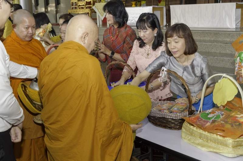 พิธีทำบุญตักบาตรข้าวสารอาหารแห้ง คณะสงฆ์จำนวน 9 รูป จากวัดยานนาวา พระอารามหลวง เนื่องในเทศกาลขึ้นปีใหม่ พุทธศักราช 2563 