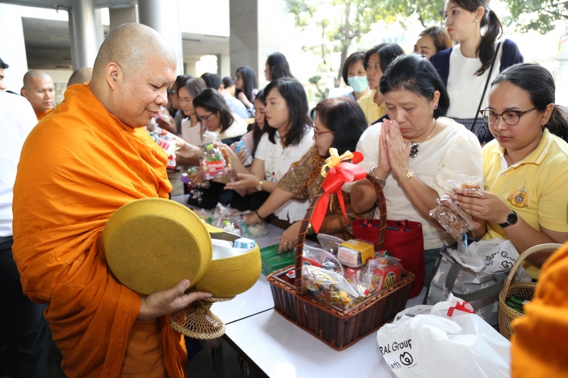 พิธีทำบุญตักบาตรข้าวสารอาหารแห้ง คณะสงฆ์จำนวน 9 รูป จากวัดยานนาวา พระอารามหลวง เนื่องในเทศกาลขึ้นปีใหม่ พุทธศักราช 2563 