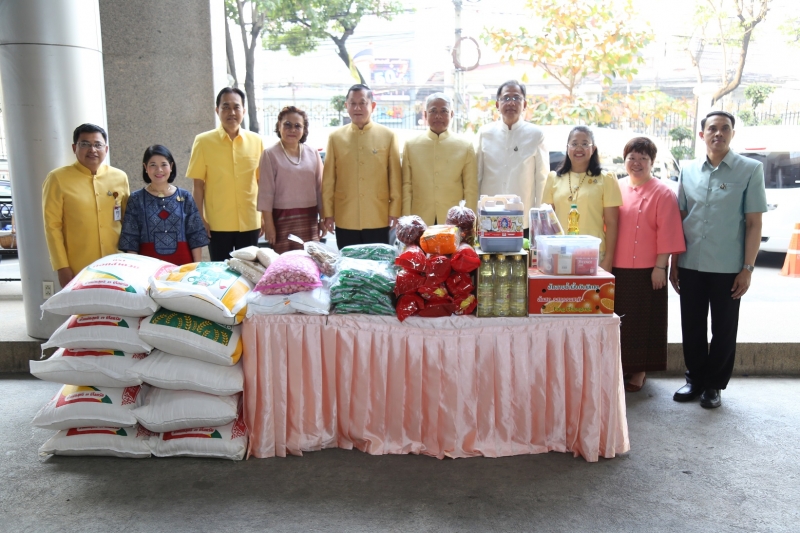พิธีทำบุญตักบาตรข้าวสารอาหารแห้ง คณะสงฆ์จำนวน 9 รูป จากวัดยานนาวา พระอารามหลวง เนื่องในเทศกาลขึ้นปีใหม่ พุทธศักราช 2563 