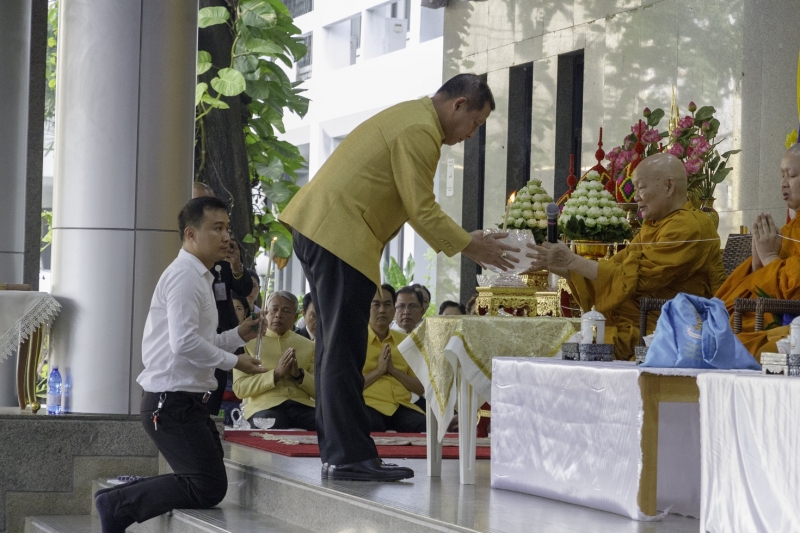 พิธีทำบุญตักบาตรข้าวสารอาหารแห้ง คณะสงฆ์จำนวน 9 รูป จากวัดยานนาวา พระอารามหลวง เนื่องในเทศกาลขึ้นปีใหม่ พุทธศักราช 2563 
