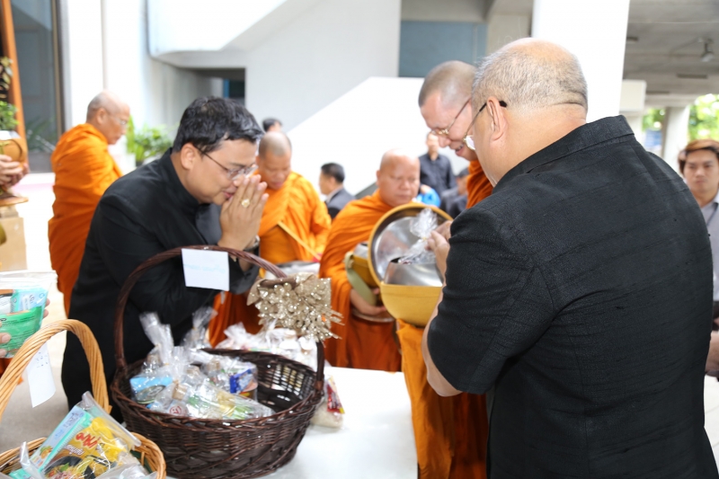 ทำบุญตักบาตรข้าวสารอาหารแห้ง ประจำเดือนเดือนมิถุนายน 2560