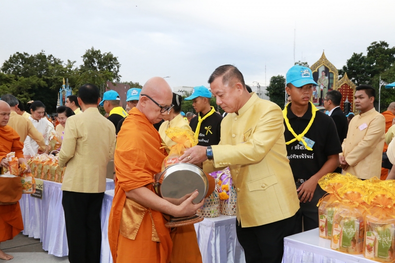 พิธีทำบุญตักบาตรถวายพระราชกุศล
