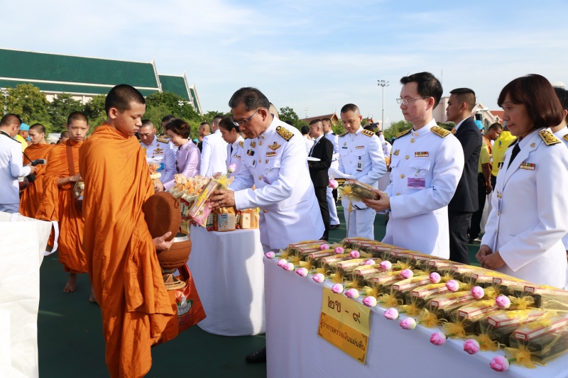 พิธีทำบุญตักบาตรและพิธีลงนามถวายพระพร  เนื่องในโอกาสวันเฉลิมพระชนมพรรษา สมเด็จพระนางเจ้าฯ พระบรมราชินี