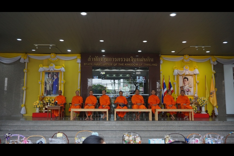 พิธีทำบุญตักบาตรข้าวสารอาหารแห้ง คณะสงฆ์จำนวน 9 รูป จากวัดอรุณราชวรารามราชวรมหาวิหาร พระอารามหลวง