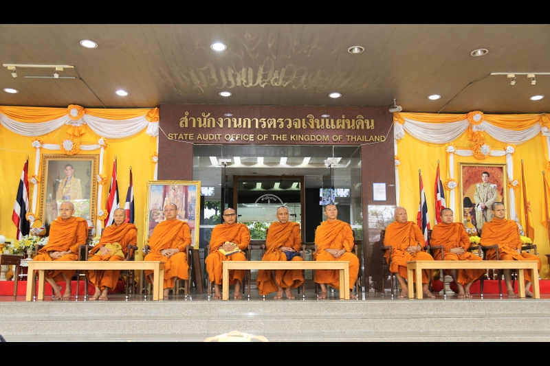 พิธีเจริญพระพุทธมนต์และทำบุญตักบาตร 