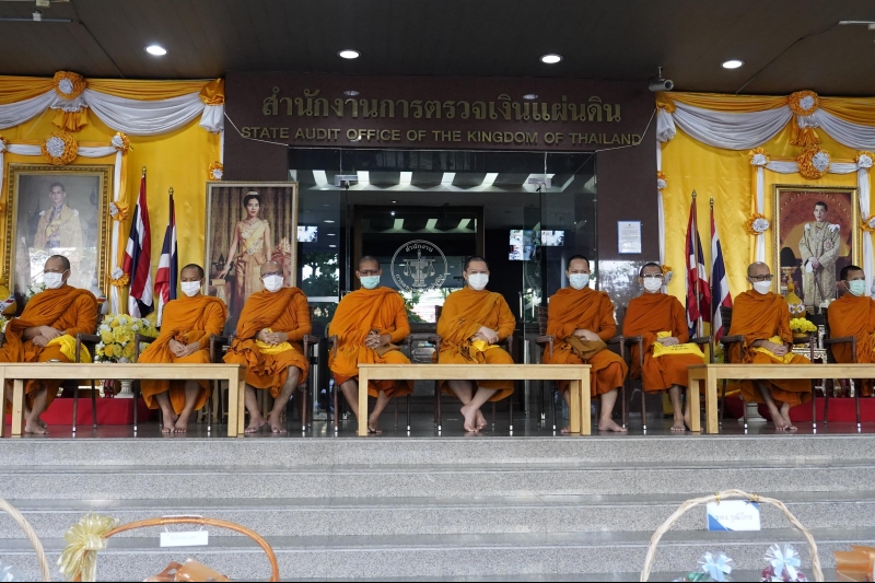 ทำบุญตักบาตร 