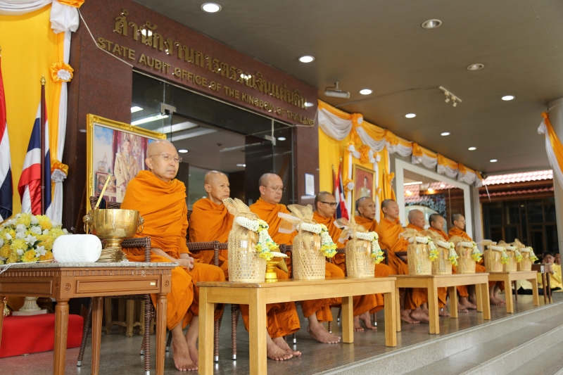 พิธีเจริญพระพุทธมนต์และทำบุญตักบาตร 