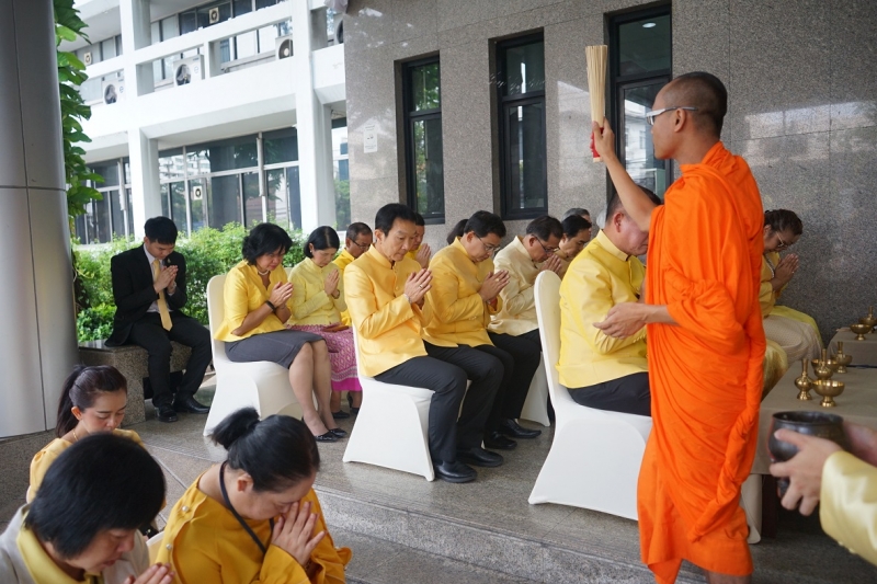 พิธีทำบุญตักบาตรข้าวสารอาหารแห้ง คณะสงฆ์จำนวน 9 รูป จากวัดอรุณราชวรารามราชวรมหาวิหาร พระอารามหลวง