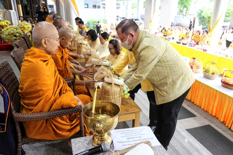 พิธีเจริญพระพุทธมนต์และทำบุญตักบาตร 