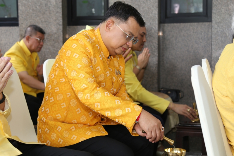 พิธีเจริญพระพุทธมนต์และทำบุญตักบาตร 