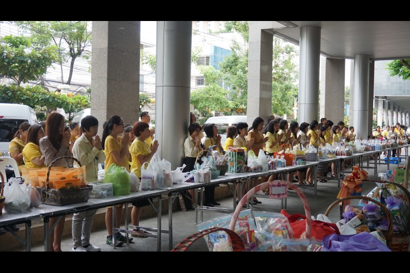 พิธีทำบุญตักบาตรข้าวสารอาหารแห้ง คณะสงฆ์จำนวน 9 รูป จากวัดอรุณราชวรารามราชวรมหาวิหาร พระอารามหลวง