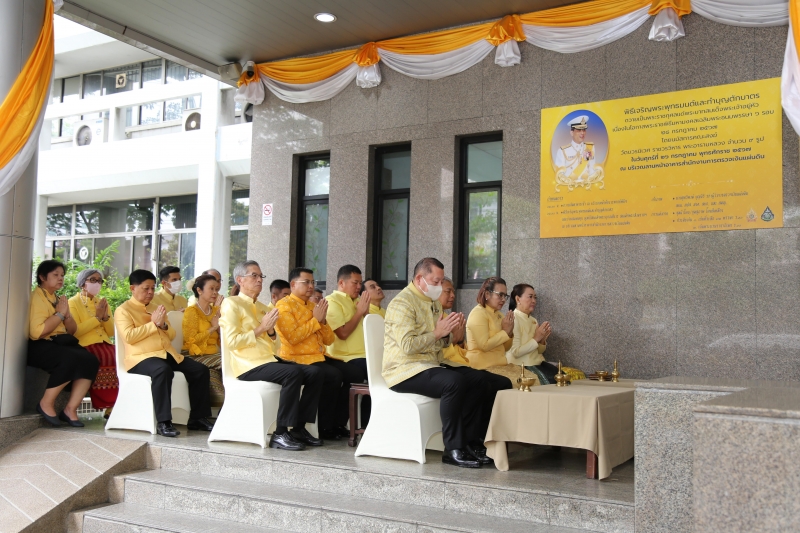 พิธีเจริญพระพุทธมนต์และทำบุญตักบาตร 