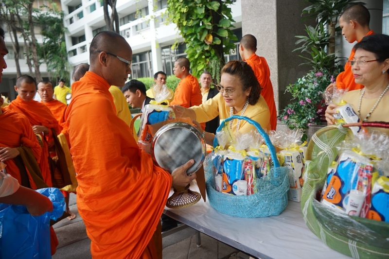 พิธีทำบุญตักบาตรข้าวสารอาหารแห้ง คณะสงฆ์จำนวน 9 รูป จากวัดอรุณราชวรารามราชวรมหาวิหาร พระอารามหลวง