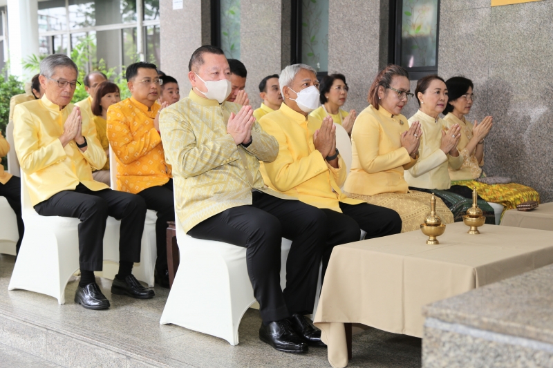 พิธีเจริญพระพุทธมนต์และทำบุญตักบาตร 