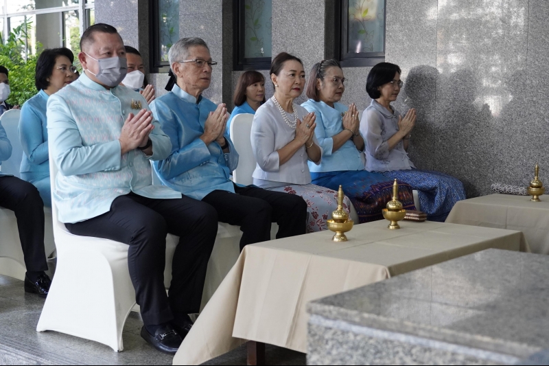 ทำบุญตักบาตร 