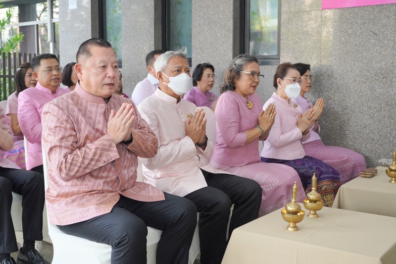 สำนักงานการตรวจเงินแผ่นดิน ร่วมเดินริ้วขบวนอัญเชิญเครื่องราชสักการะและร่วมพิธีจุดเทียนถวายพระพรชัยมงคล