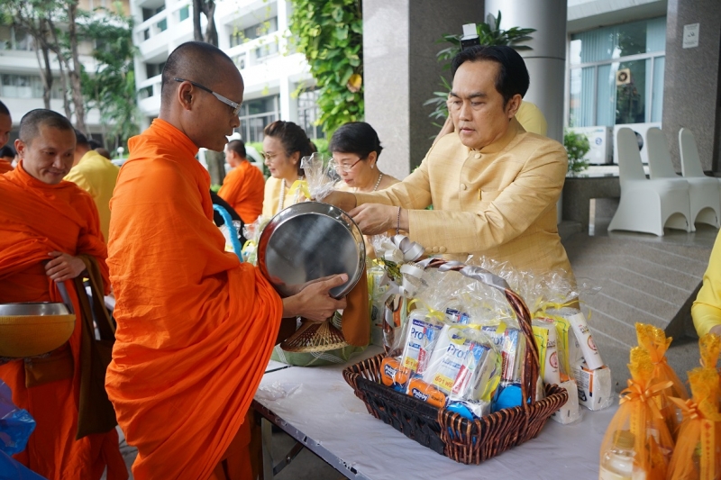 พิธีทำบุญตักบาตรข้าวสารอาหารแห้ง คณะสงฆ์จำนวน 9 รูป จากวัดอรุณราชวรารามราชวรมหาวิหาร พระอารามหลวง