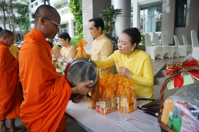 พิธีทำบุญตักบาตรข้าวสารอาหารแห้ง คณะสงฆ์จำนวน 9 รูป จากวัดอรุณราชวรารามราชวรมหาวิหาร พระอารามหลวง