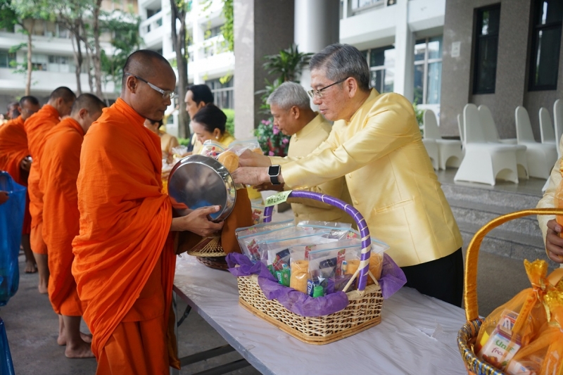 พิธีทำบุญตักบาตรข้าวสารอาหารแห้ง คณะสงฆ์จำนวน 9 รูป จากวัดอรุณราชวรารามราชวรมหาวิหาร พระอารามหลวง
