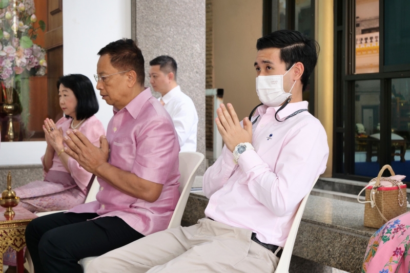 สำนักงานการตรวจเงินแผ่นดิน ร่วมเดินริ้วขบวนอัญเชิญเครื่องราชสักการะและร่วมพิธีจุดเทียนถวายพระพรชัยมงคล