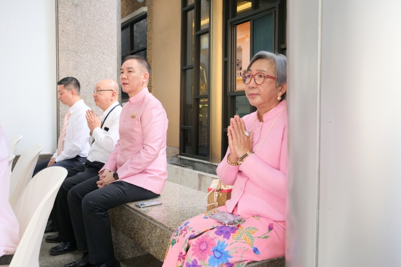 สำนักงานการตรวจเงินแผ่นดิน ร่วมเดินริ้วขบวนอัญเชิญเครื่องราชสักการะและร่วมพิธีจุดเทียนถวายพระพรชัยมงคล